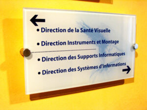 plaque plexi signalétique